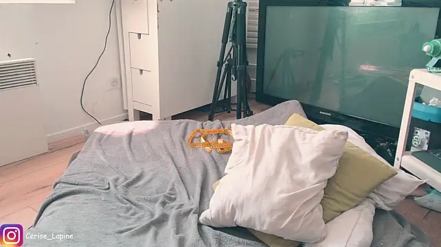 CeriseLapine Chat XXX in diretta