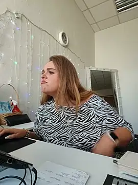 Juicy_PeachLux Adlı Modelin Canlı XXX Sohbeti