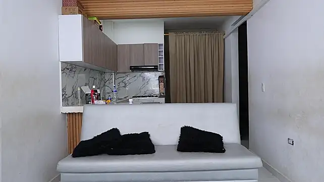 Petiteess: διαδικτυακό σόου στην κάμερα