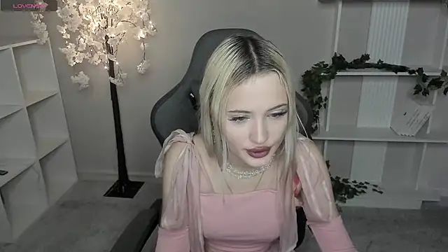 LaslyAngel Chat XXX in diretta