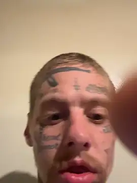 הופעת וובקאם של tattedupguy