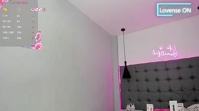 scarletcherry18 Show in webcam