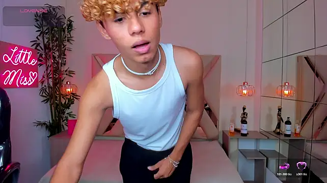 Anyelo_Twink Adlı Modelin Canlı XXX Sohbeti