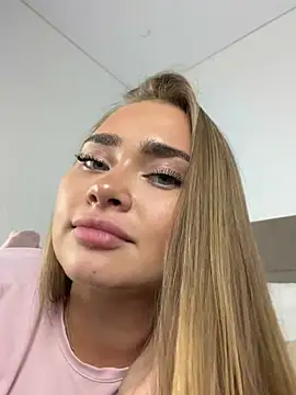 MonicaWestt Adlı Modelin Canlı XXX Sohbeti
