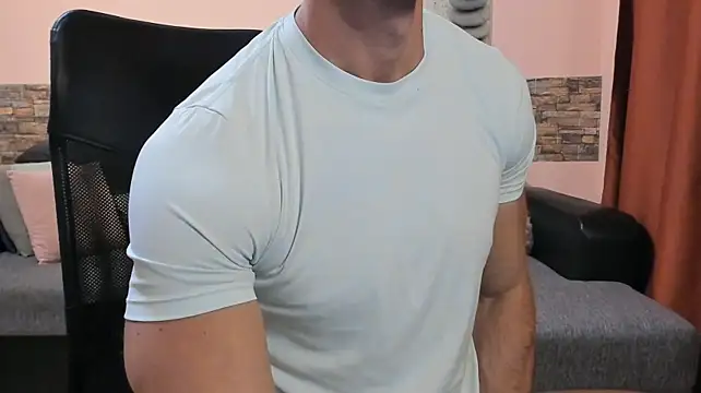 צ'אט XXX בשידור חי של HotHunkTrainer