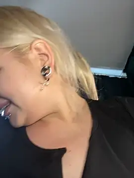 צ'אט XXX בשידור חי של DriveThruCiri