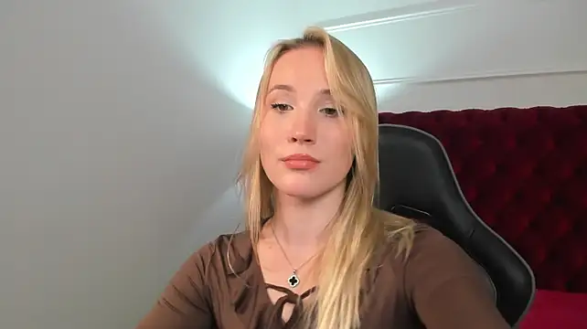 ElaraVoltage Adlı Modelin Canlı XXX Sohbeti