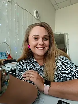 Juicy_PeachLux's Live XXX Chat