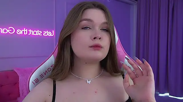 CrystalLyons' Live XXX Chat