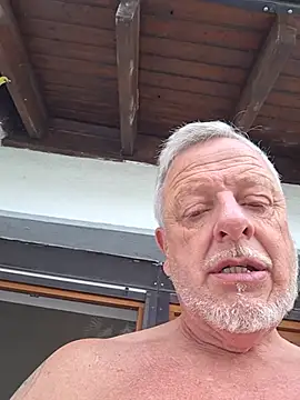 Dennislover007: διαδικτυακό σόου στην κάμερα