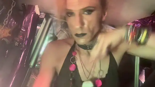 TgirlBrat: διαδικτυακό σόου στην κάμερα