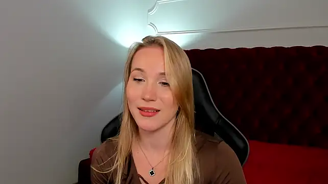 ElaraVoltage élő XXX-chatje