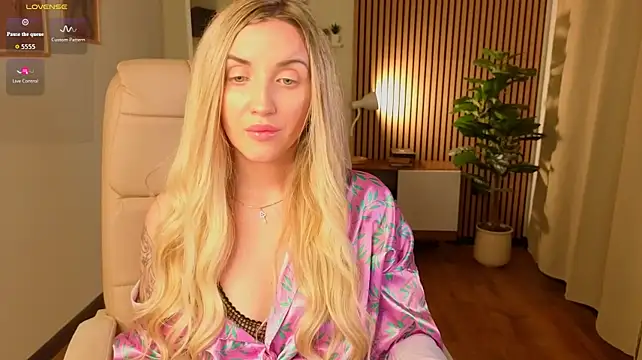 White_F0x's Live XXX Chat