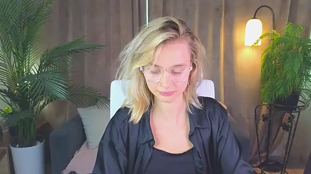 NoraMoreau's Live XXX Chat