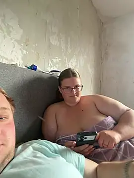 Show modela CurvyPaar2 na web-kameri