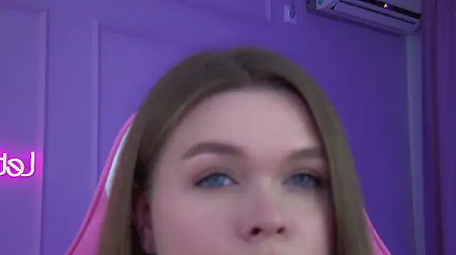 CrystalLyons' Live XXX Chat