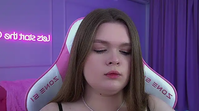 CrystalLyons' Live XXX Chat