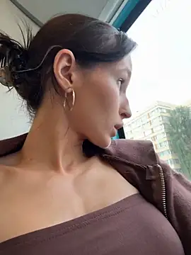 -missbehaving- élő XXX-chatje