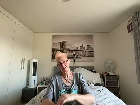 Curvy-Jinx's Live XXX Chat