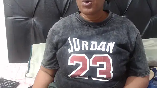 Ebonyboobsmilk's Live XXX Chat