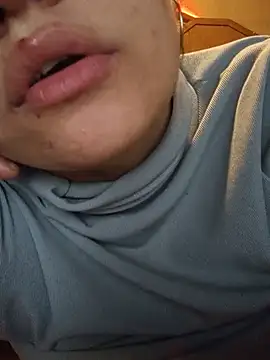 Luzz12's Live XXX Chat