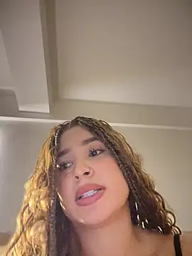 bella_parisi Show in webcam