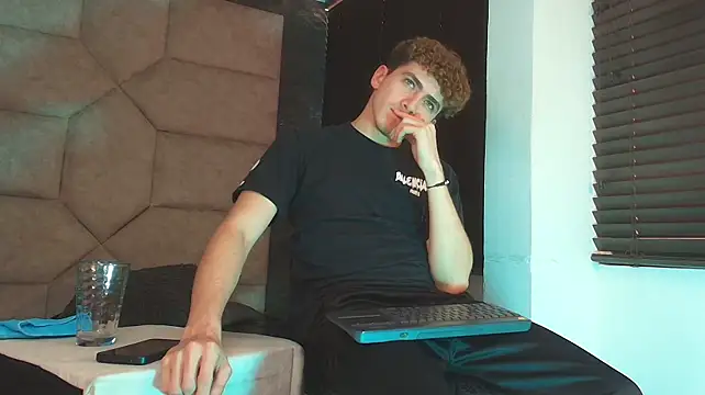 Chatroom XXX en direct de Tyler_Mcrey