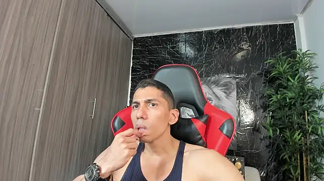 Show modela Erik_castle na web-kameri