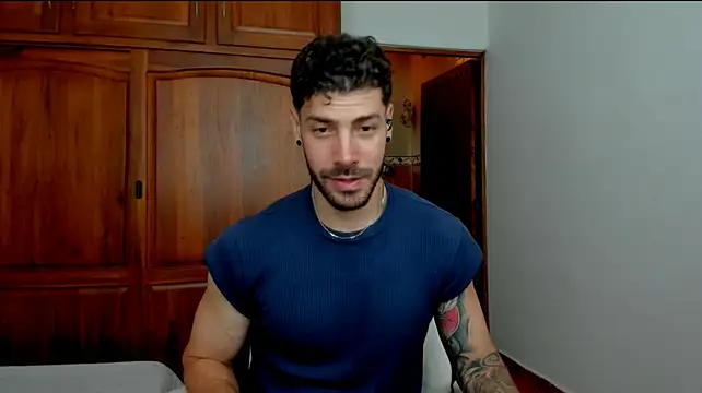Guyinthemountain élő XXX-chatje