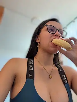 Pokazy przed kamerką – Soy_Sara7