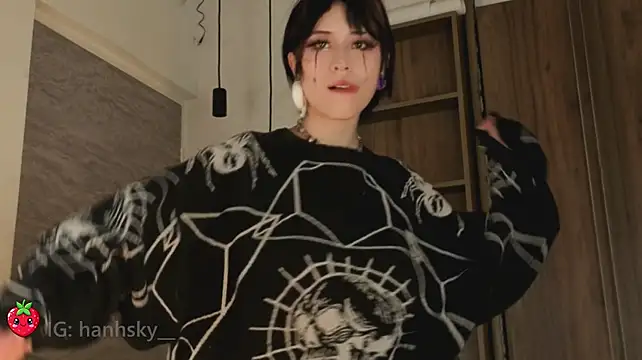 HannahSky_ Show in webcam