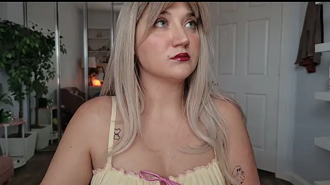 GoddessEmmy's Live XXX Chat
