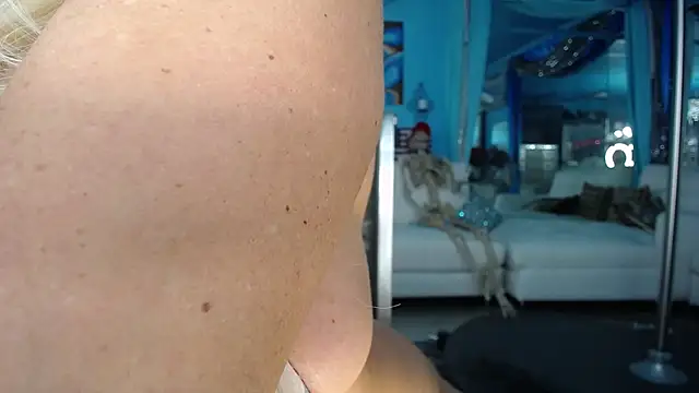 แชท XXX สดของ ADRIANNA_FOX