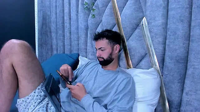 عرض كام AndrewCrooss