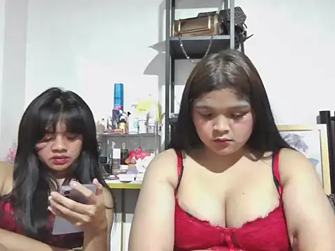 Show modela AsianPinayBigBusty na web-kameri