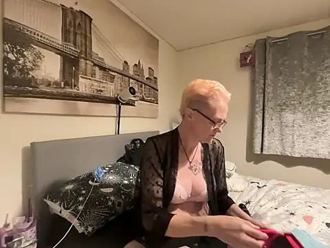 Curvy-Jinx Live XXX Chat