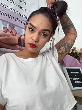 Sara-77 লাইভ XXX চ্যাট