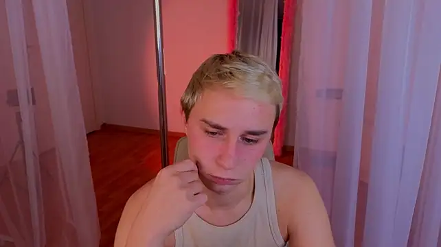 Show modela e1v1s na web-kameri