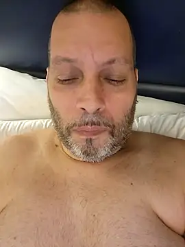 Just2much: διαδικτυακό σόου στην κάμερα