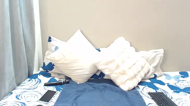 Tinnypussie live XXX chat
