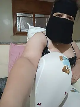 Lara-_-28 Adlı Modelin Canlı XXX Sohbeti