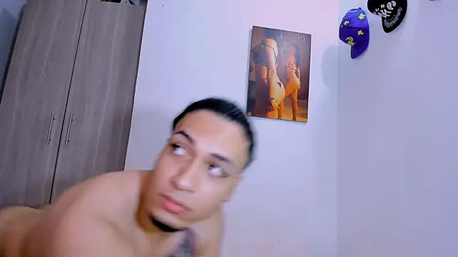 UR_LATIN_BUSHY_GUYS webkamerás műsora