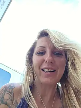 Show de SheIsSomething na webcam