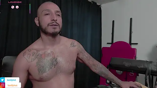 Show modela KenllyH na web-kameri