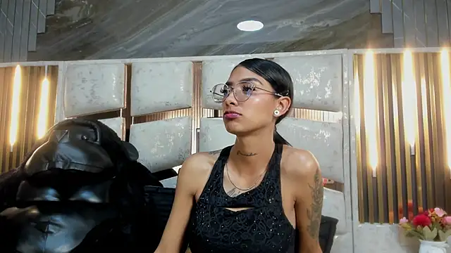 KarlaSlutSkinny__ élő XXX-chatje