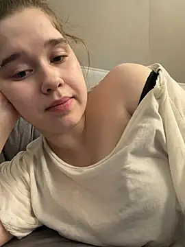 Pokazy przed kamerką – HornyGirlH