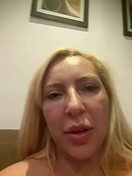 Juuhschmitt: διαδικτυακό σόου στην κάμερα