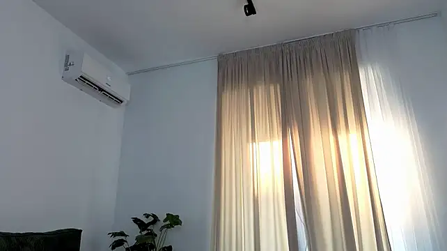 EmaHallee Adlı Modelin Canlı XXX Sohbeti