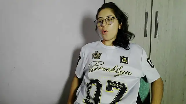 skinnyX333 Chat XXX in diretta