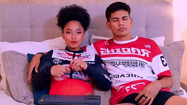 RoseAndDominic Chat XXX in diretta
